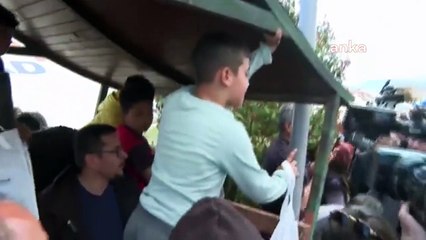 Depremzede çocuk Kılıçdaroğlu'na seslendi: Ders çalışmamız için bir şeyler getirebilecek misiniz?