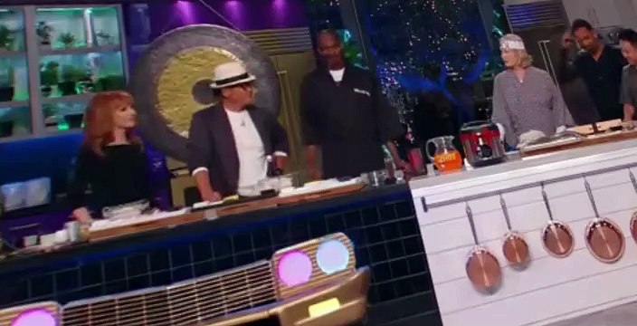 Martha and Snoops Potluck Dinner Party S01 E07