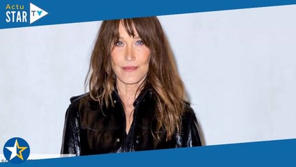 Carla Bruni tout sourire sur un amas de poubelles : son cliché WTF !