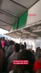 Ferry boat tem pane no meio do rio