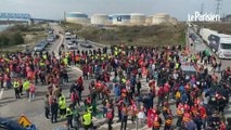 Retraites : Face-à-face tendu entre CRS et manifestants devant le dépôt pétrolier de Fos-sur-Mer
