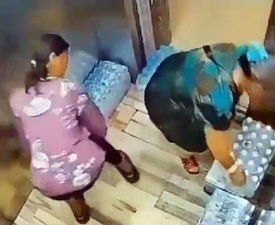 Une femme claustrophobe a une réaction très extrême dans un ascenseur