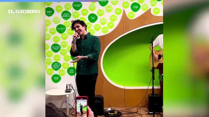 Tananai canta in una scuola