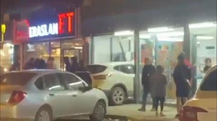 PENDİK'TE SÜRÜCÜSÜNÜN KONTROLÜNDEN ÇIKAN OTOMOBİL MARKETE GİRDİ