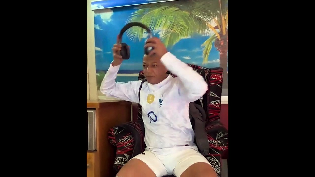 Le sosie de Kylian Mbappé se prépare pour le match