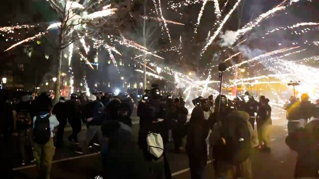 Réforme des retraites : des feux d'artifice place de la République