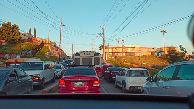Si buscas un paseo turístico auténtico por Tijuana, no te pierdas este recorrido por la zona este de la ciudad. Descubre la Avenida Cucapah, la colonia Valle Verde y el CETYS 34, donde podrás experimentar la verdadera esencia de la región.