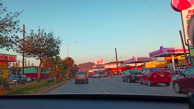 Prepárate para una experiencia turística única en Tijuana con este paseo por la zona este de la ciudad. Descubre la Avenida Cucapah, la colonia Valle Verde y el CETYS 34, donde podrás disfrutar de la cultura, la gastronomía y la belleza de la región.