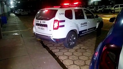 Download Video: De meia e chinelo: homem é detido com mandado em aberto no Cascavel Velho