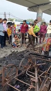 पति पत्नी के आंसू नहीं थम रहे, बार बार जली पडी अपनी तकदीर को देख रहे