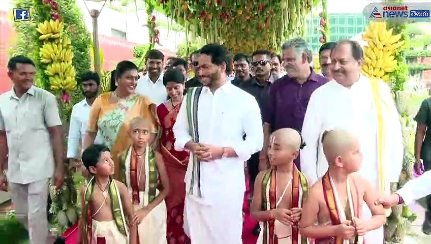 సీఎం నివాసంలో ఉగాది సంబరాలు... సాంప్రదాయ దుస్తుల్లో మెరిసిన జగన్ దంపతులు