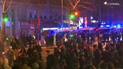 Újra összecsaptak a rendőrök és a tüntetők Párizsban a nyugdíjreform miatt