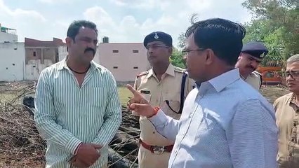 कलेक्टर को आया गुस्सा, कहा सबको नेस्तानाबूत कर दूंगा देखे Video