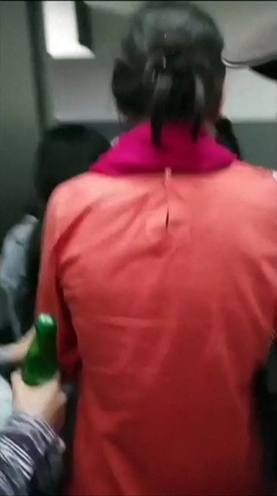 شاهد: خوف ورعب وتدافع.. هروب المواطنين من مركز للتسوق في باكستان لحظة وقوع الزلزال