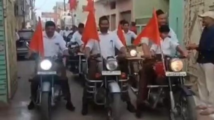 बुलंदशहर: बुलेट पर &#039;भगवा झंडा-हाथ में डंडा&#039;, सड़क पर दिखी युवाओं की टोली