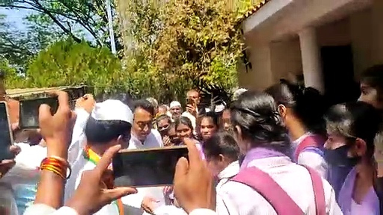 Video: सैकड़ों की संख्या में कमलनाथ से मिलने पहुंची छात्राएं, यह थी बड़ी वजह