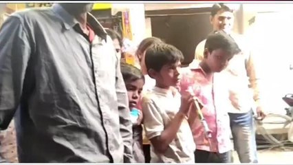 फिरोजाबाद: जहरीले सांप को गले में डाल घूमता रहा बच्चा, जिसने भी देखा दबा ली दांतों तले उंगली