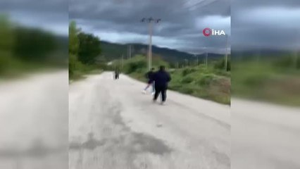 Çocukların silahla tehlikeli oyunu kamerada