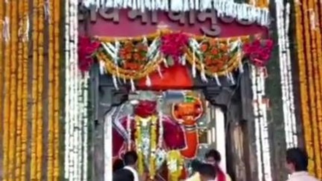 देवास: चैत्र नवरात्रि के प्रथम दिन माता टेकरी पर पहुंचे कलेक्टर की पूजा अर्चना