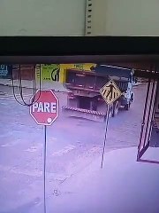 Passa por baixo de camião e escapa (quase) ileso a acidente aparatoso