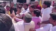 शिवपाल यादव की मौजूदगी में सपा कार्यकर्ताओं में हुई मारपीट, देखें मारपीट का लाइव विडियो