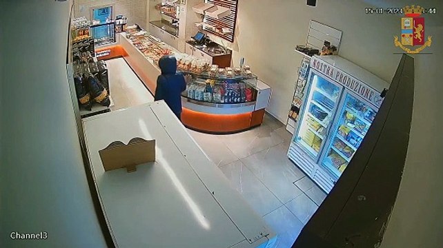 Andria: preso il rapinatore seriale di Monticelli - ecco il video che lo incastra