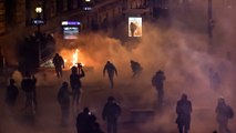6e nuit de tensions en France : défilés aux flambeaux, feux de poubelles et heurts avec les CRS