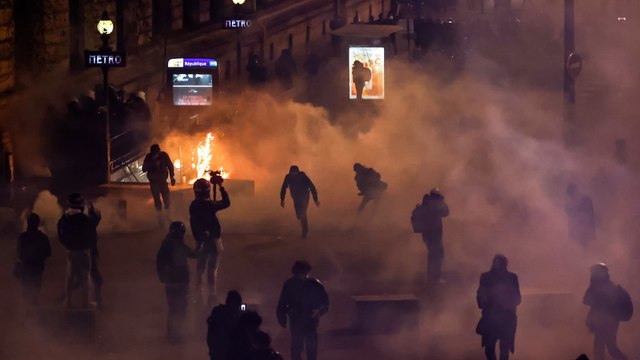 6e nuit de tensions en France : défilés aux flambeaux, feux de poubelles et heurts avec les CRS
