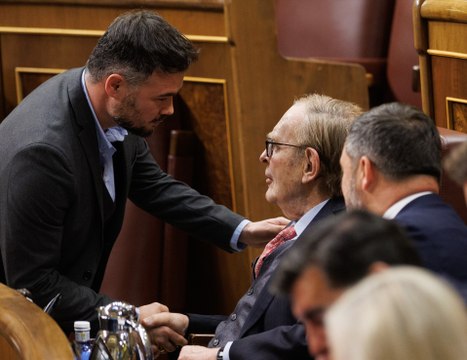 Rufián compara la incomodidad de Abascal en la moción con la de un baño público sin pestillo