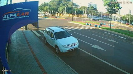 Câmera flagra forte colisão de trânsito no São Cristóvão