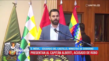 El capitán Alberti es presentado por el ministro de Gobierno en medio de gritos y forcejeos