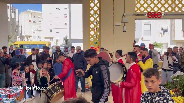 طنجة.. باعة متجولون يستفيدون من محلات تجارية باكزناية بحضور _الطبالة والغياطة_