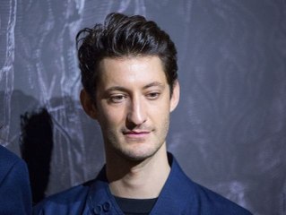 En pleine interview, Virginie Efira interrompt Pierre Niney qui évoque Pierre Palmade : l’acteur ne l’entend pas de cette oreille et se lâche !