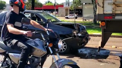 Скачать видео: Colisão traseira é registrada na Avenida Tancredo Neves