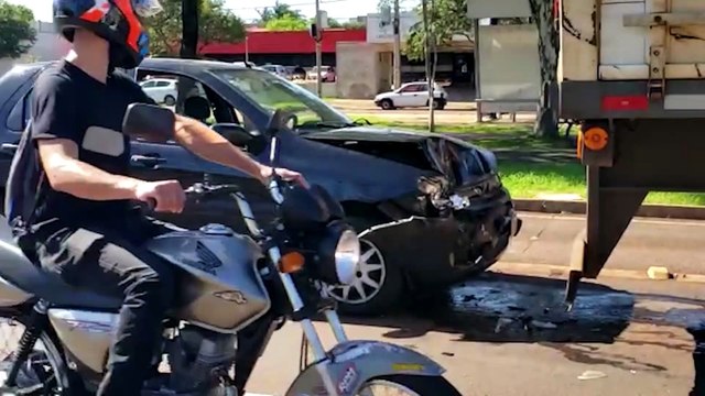Colisão traseira é registrada na Avenida Tancredo Neves