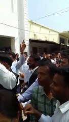 बिल पास होने पर अधिवक्ताओं ने जताई खुशी, बांटी मिठाइयां