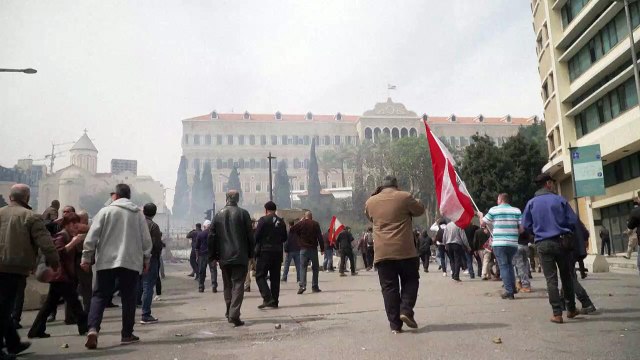 قوات الأمن تفرّق لبنانيين يحتجون على تدهور ظروف المعيشة بالغاز المسيّل للدموع