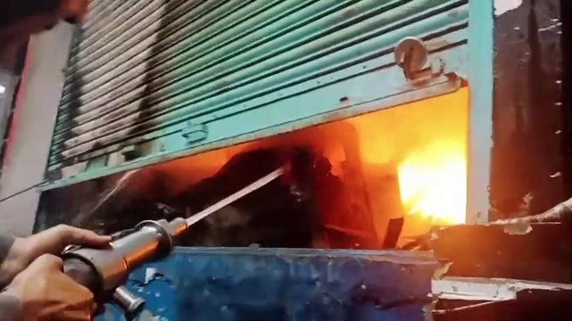 Fire News: लालकुर्ती बाजार में रेडीमेड गारमेंट्स की दुकान में भीषण आग, देखें वीडियो