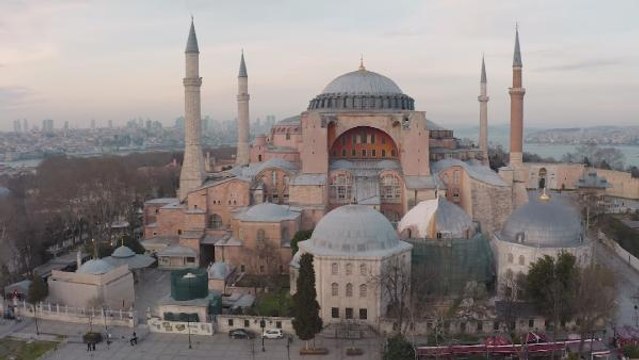 AYASOFYA CAMİİ'NE RAMAZAN MAHYASI ASILDI