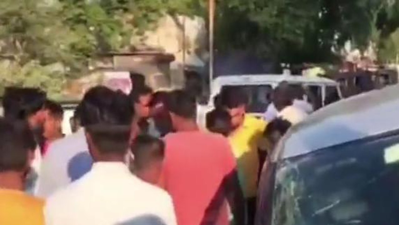 ट्रक की टक्कर से कार हुई क्षतिग्रस्त, चालक व यात्री बाल बाल बचे