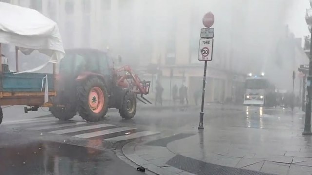 Tracteur contre canon à eau : à Rennes, une manifestation de pêcheurs tourne à l'affrontement