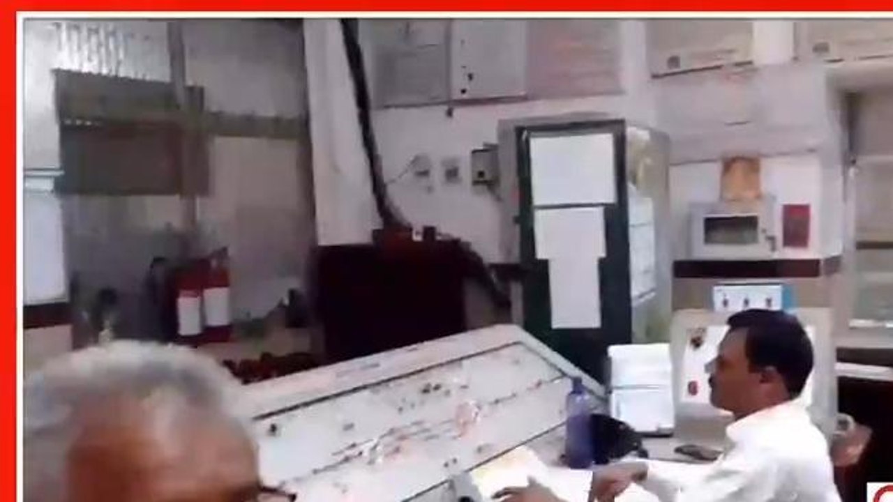 गाज़ीपुर: आकाशीय बिजली गिरने से रेलवे की मॉडम मशीन जली, रिजर्वेशन टिकट बंद
