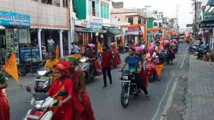 नववर्ष की पूर्व संध्या, वाहन रैली पर लोगों ने बरसाए फूल