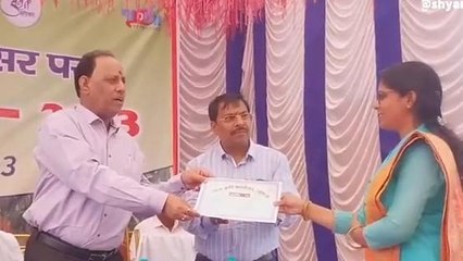 पूर्णिया: बिहार दिवस के मौके पर कला भवन में किसानों के बीच बांटा गया प्रमाण पत्र