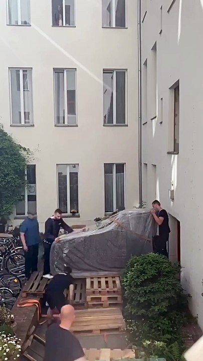 Déménagement d'un piano avec des palettes