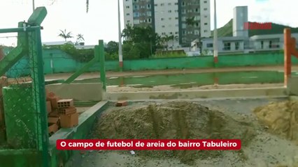 Campo de futebol de areia vira piscinão quando chove