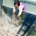 Bebê engatinha sobre ponte de vidro suspensa a 300 metros de altura na China