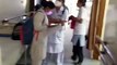 गांधीनगर सामुदायिक स्वास्थ्य केन्द्र में डॉक्टारों गायब, इलाज के लिए भटकते मारिज, वीडियो वायरल