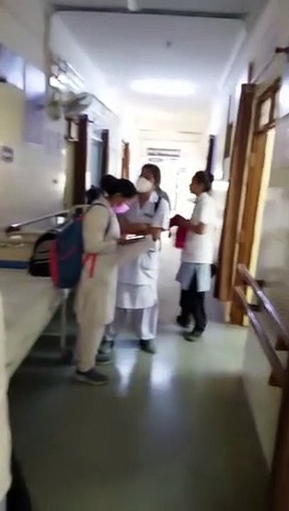 गांधीनगर सामुदायिक स्वास्थ्य केन्द्र में डॉक्टा...