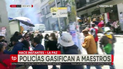 Policía gasifica protesta de maestros en La Paz